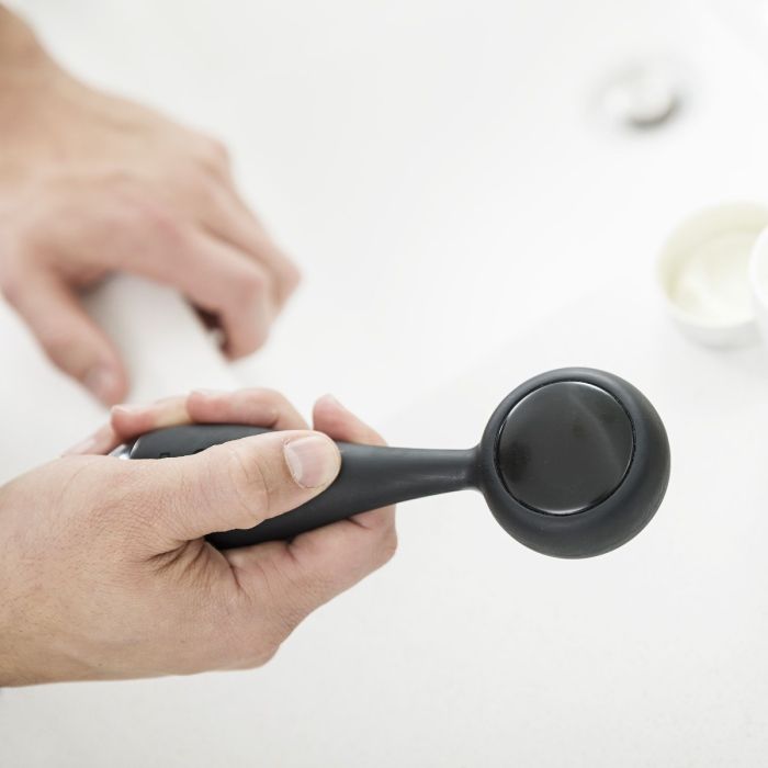 moški v roki drži napravo PMD Clean Pro Ob